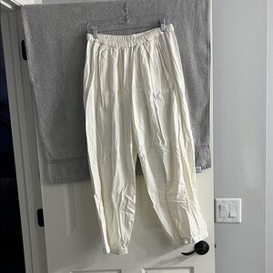 Free People Size S Cream Pleated Pants, Pockets, EUC, elastic waist, smoke free